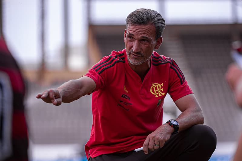 Luis Andrade, treinador do futebol feminino do Flamengo; treinador comentou duelo contra o Ceará na Supercopa