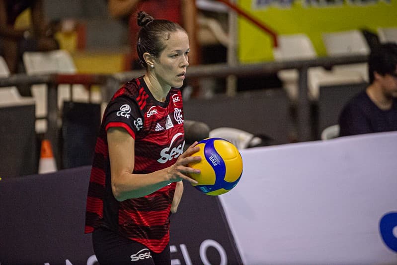 Michelle Pavão sacando durante um jogo do Sesc Flamengo na Superliga Feminina; ponteira projetou duelo contra o Pinheiros