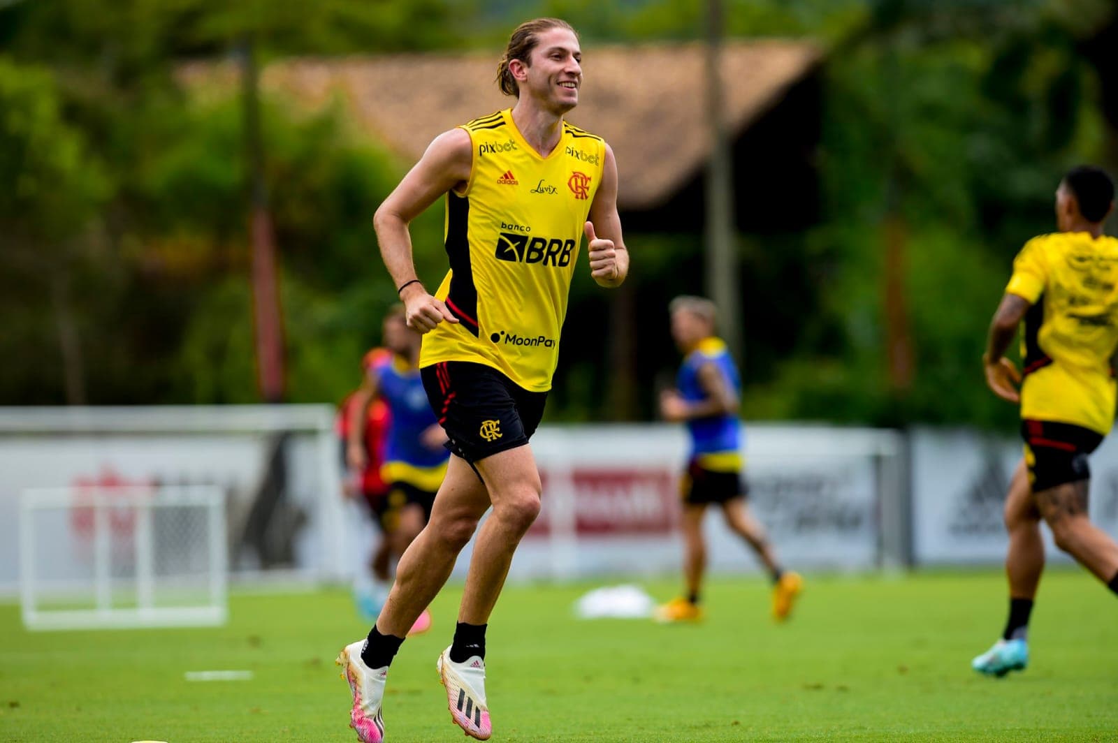 Filipe Luís homenageou Pelé no treino do Flamengo