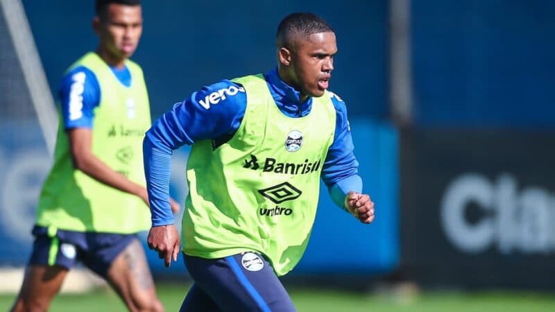 Douglas Costa teve reunião com o Flamengo e tentou voltar para o Grêmio