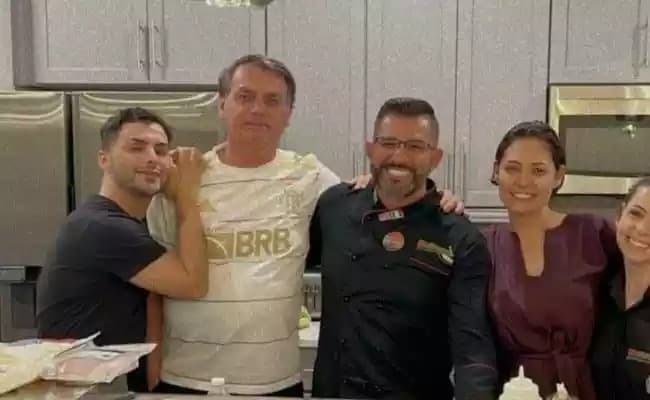 Jair Bolsonaro aparece com uniforme pirata do Flamengo