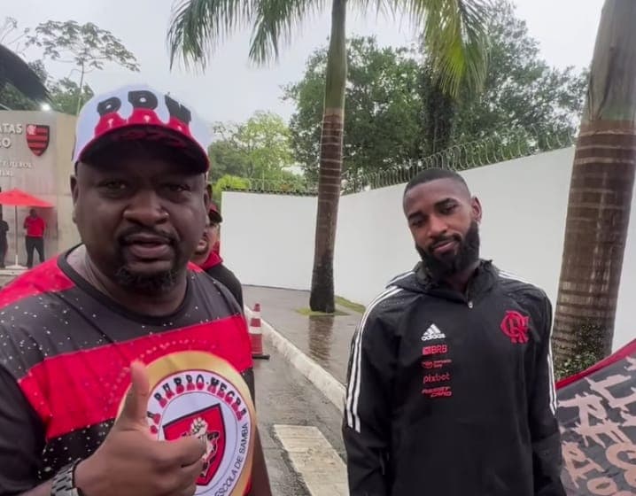 Gerson e Anderson Macula, presidente da Raça Rubro-Negra, na porta do CT do Flamengo