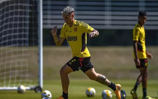 Varela e Matheuzinho brigam por titularidade no Flamengo