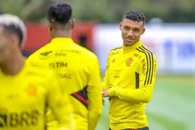 Victor Hugo em treino do Flamengo; Garotos do Ninho irão reforçar o Mengão no jogo do Brasileirão Sub-20