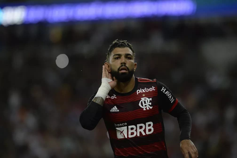 Gabigol comemora gol pelo Flamengo; camisa 10 pode entrar na lista de Top 10 artilheiros da história do clube
