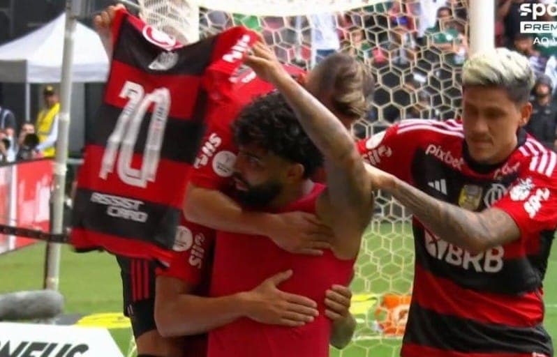 Gabigol comemora gol do Flamengo mostrando a camisa 10