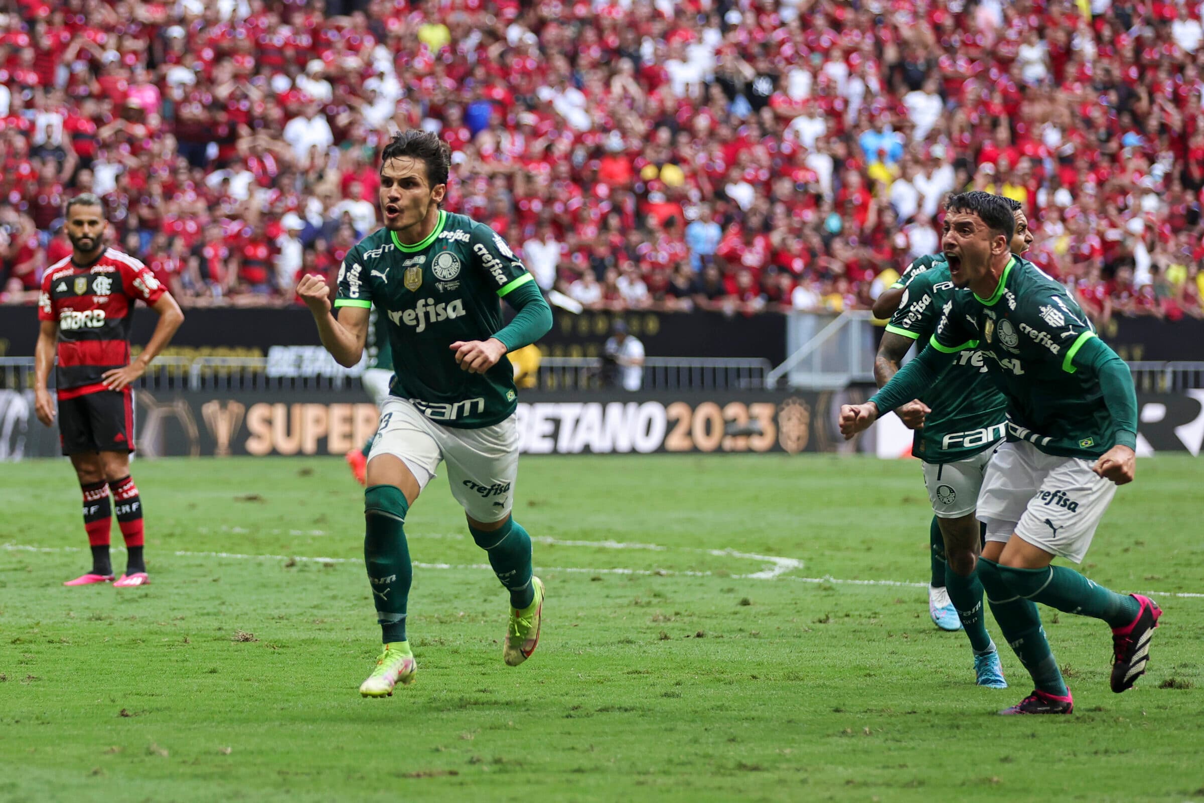 Flamengo leva quatro gols do Palmeiras na decisão da Supercopa