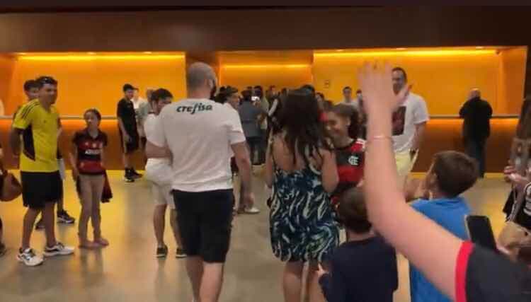 Crianças flamenguistas zoam palmeirense no hotel em Brasília