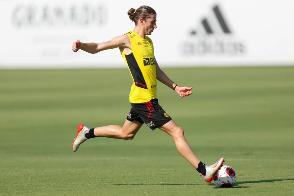 Filipe Luís retorna aos treinamentos e deve estrear na temporada