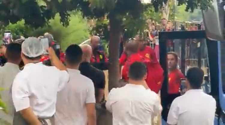 Funcionários do hotel param de trabalhar para assistir chegada do Flamengo