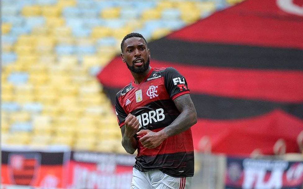 Gerson comemora gol com a camisa do Flamengo; meia volta do Olympique de Marseille com números superiores na parte ofensiva