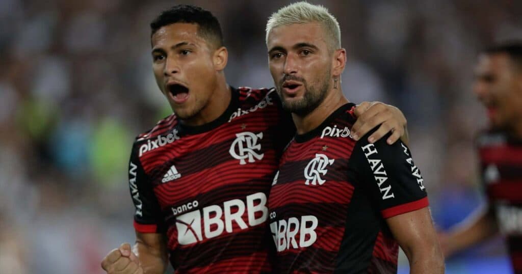 Arrascaeta dá bela caneta em João Gomes e atletas vão à loucura no treino