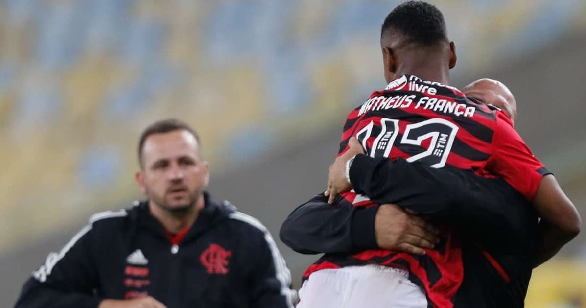 matheus frança vibra ao lado de mario jorge