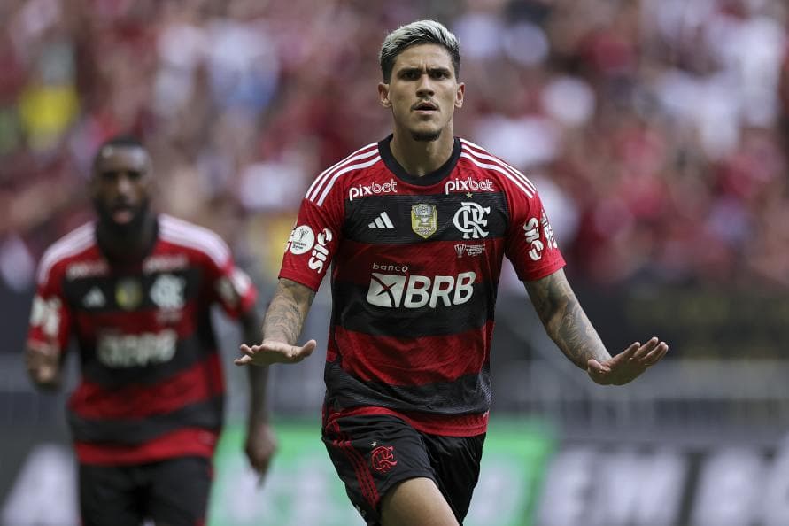 Pedro comemora gol pelo Flamengo; confusão entre centroavante e comissão técnica de Sampaoli, negociação por Wendel e as últimas notícias