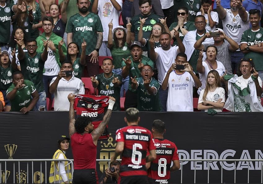 Gabigol mostra camisa 10 do Flamengo para torcedores do Palmeiras