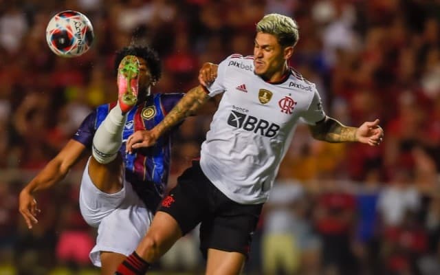 Pedro disputa bola em Flamengo x Madureira