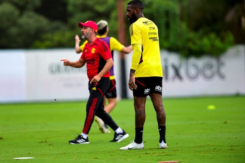 Vitor Pereira em treino do Flamengo. Foto Marcelo Cortês/CRF