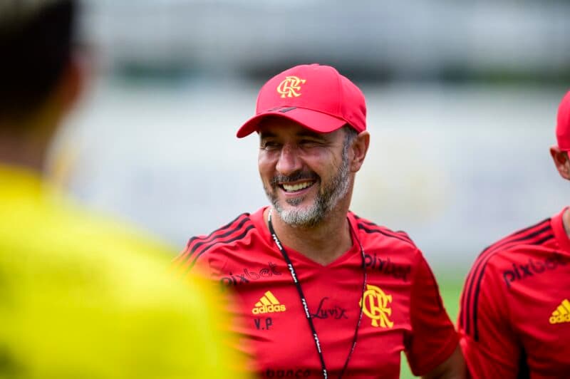 Setorista corintiano corneta escalação do Flamengo e toma invertida de Mauro Cezar