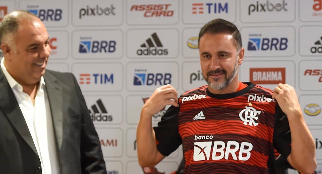vitor pereira veste no ninho do urubu camisa do flamengo