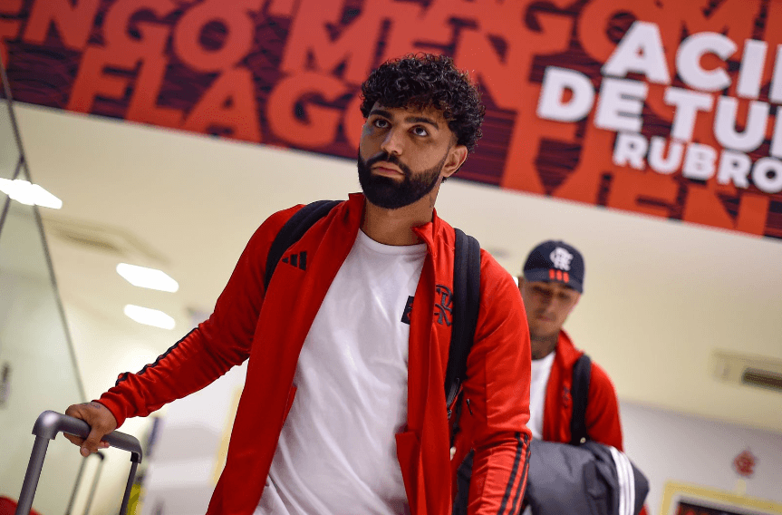 Gabigol em embarque do Flamengo; atacante está à disposição de Vitor Pereira para a estreia do time na Libertadores