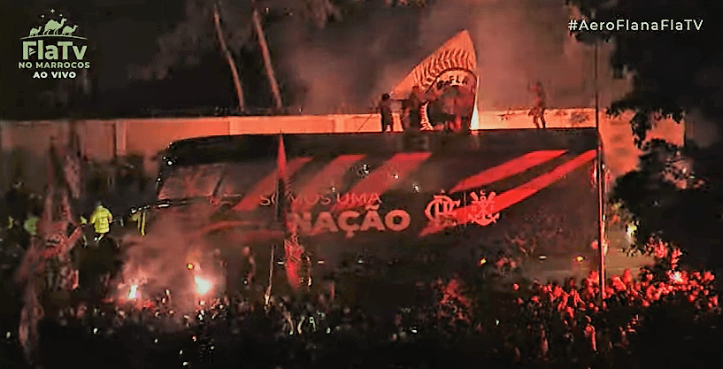 Chegada do ônibus do Flamengo ao Galeão. Foto: Captura Youtube