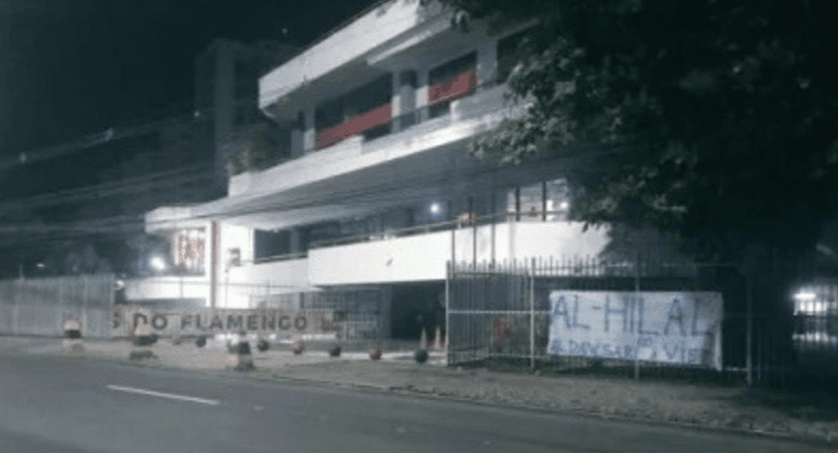 Faixa provocabndo o Flamengo na Gávea. Foto: Twitter