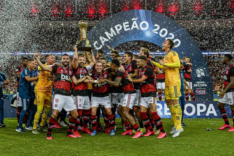 Flamengo levantando taça da Recopa Sul-Americana contra o Independiente Del Valle