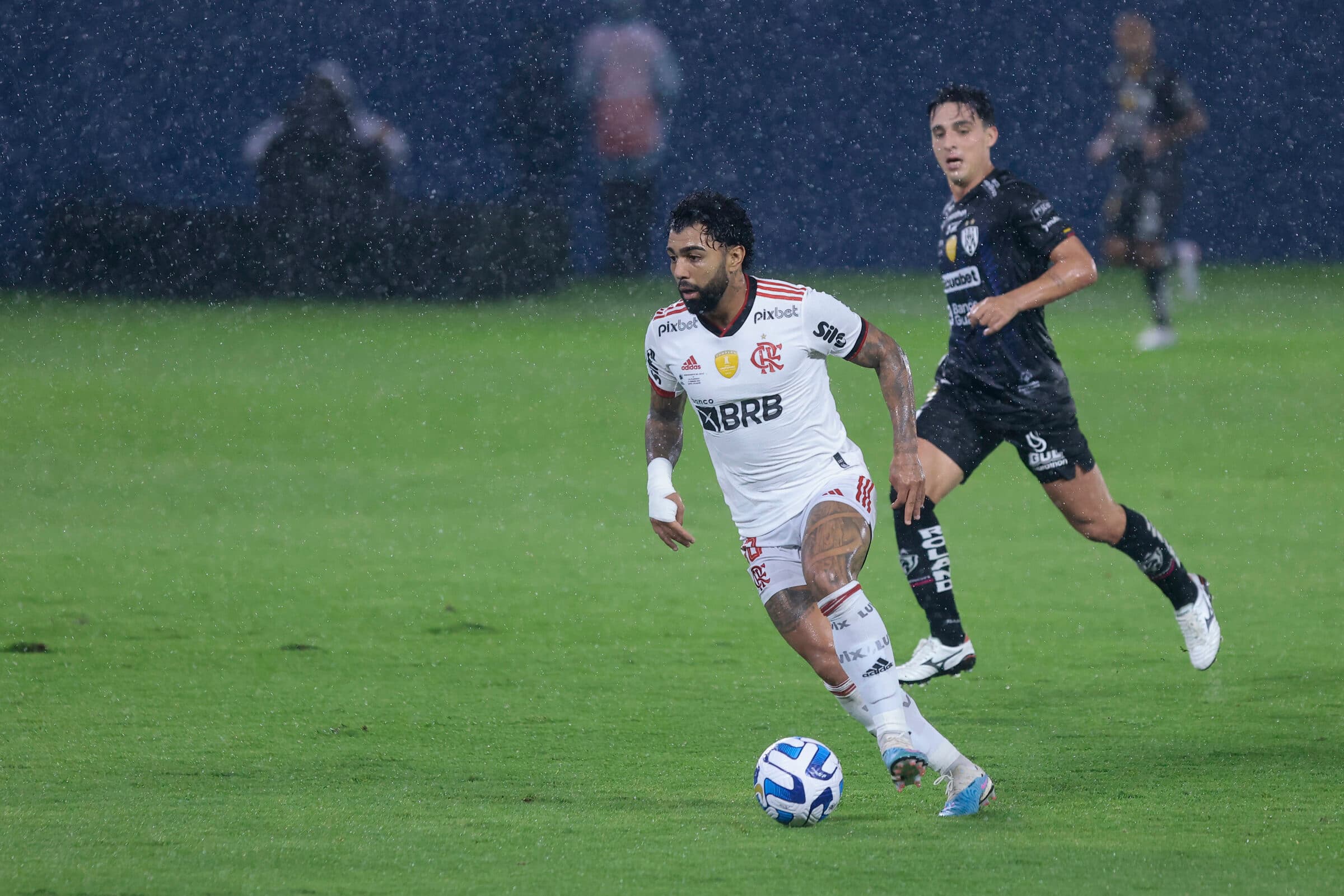 Gabigol em campo pelo Flamengo contra o Independiente Del Valle na Recopa; jogo garantiu recorde de audiência para o canal ESPN Brasil