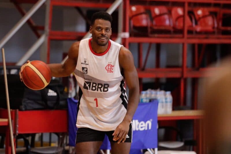 Gui Deodato com a camisa do Flamengo em treino do basquete