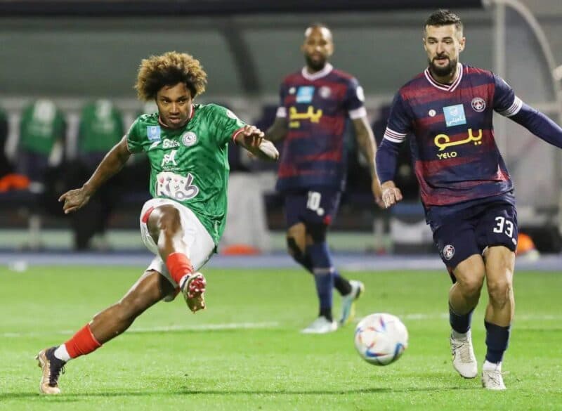 Vitinho faz gol e salva Al-Ettifaq após falha de Paulo e, também ex-Flamengo