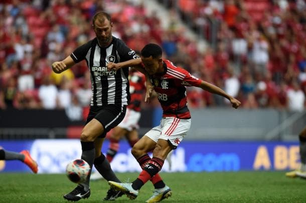 Súmula de Flamengo x Botafogo relata xingamentos em expulsões e objetos atirados