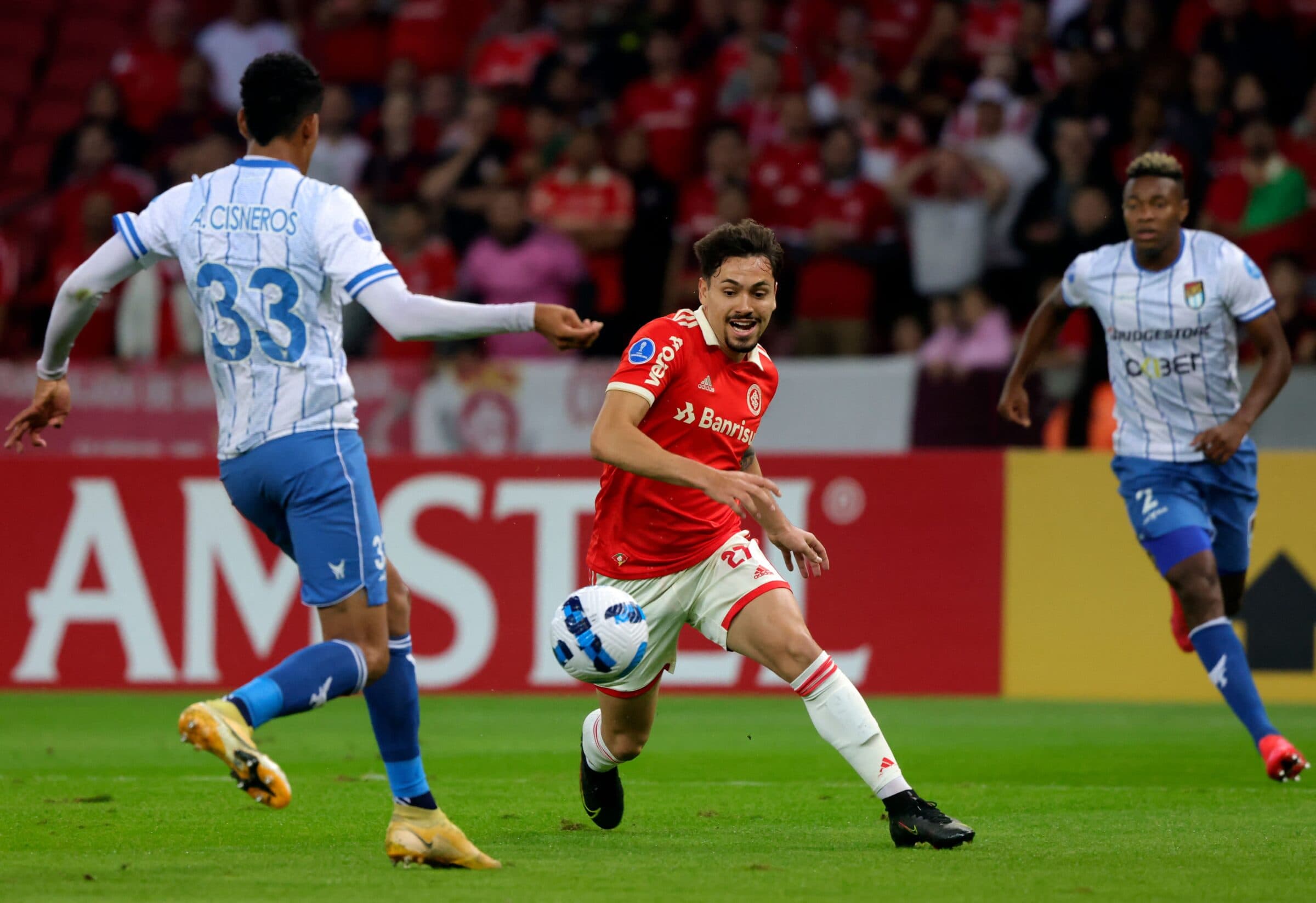 Maurício em campo pelo Internacional; segundo Venê Casagrande o atleta foi oferecido ao Flamengo