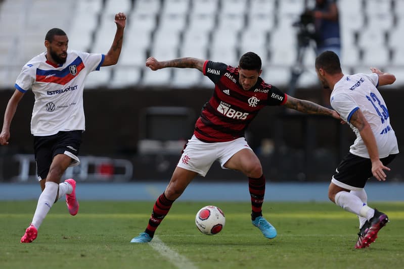 Pedro em partida do Flamengo contra o Resende pelo Carioca de 2022; Stefano Moretti, atacante do Resende, projetou o duelo com o Fla