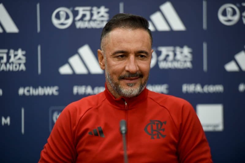 Vitor Pereira em coletiva pelo Flamengo; clube aceitou pagar R$ 50 mil para evitar julgamento do treinador