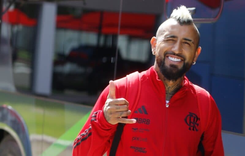 Arturo Vidal pode ultrapassar "marca" pelo Flamengo