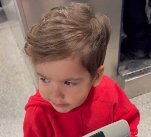 'Totói', filho de Everton Ribeiro na chegada ao Marrocos