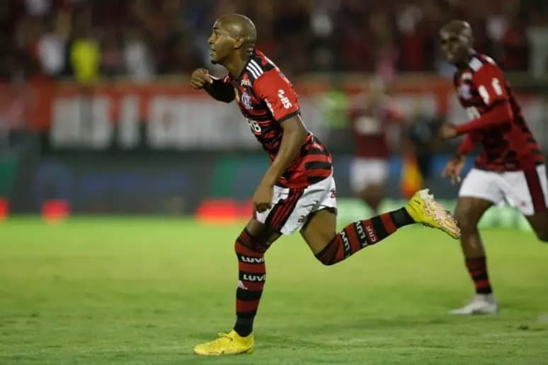 Lorran comemora gol pelo Flamengo