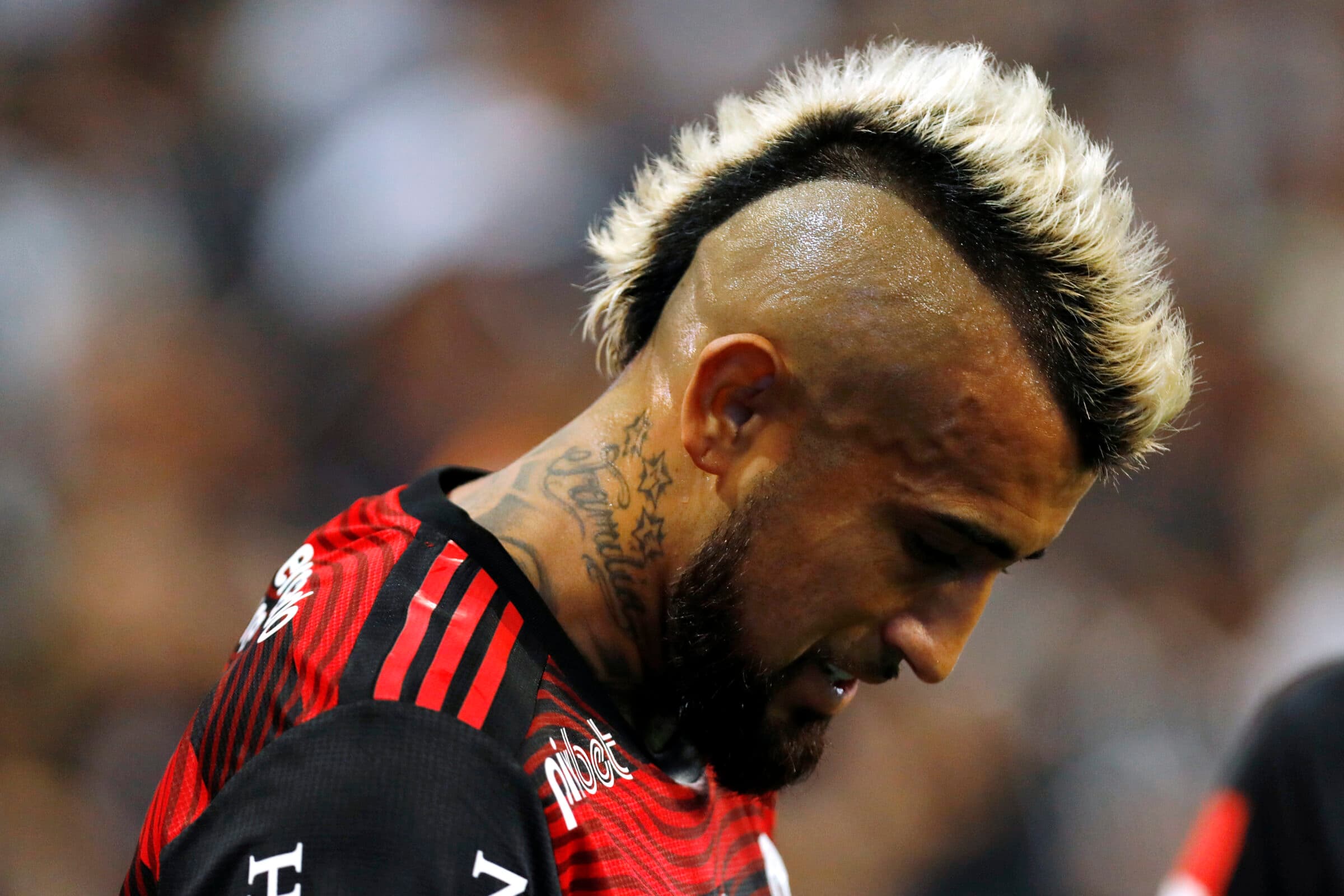 Arturo Vidal inova no visual para Recopa e surpreende torcedores