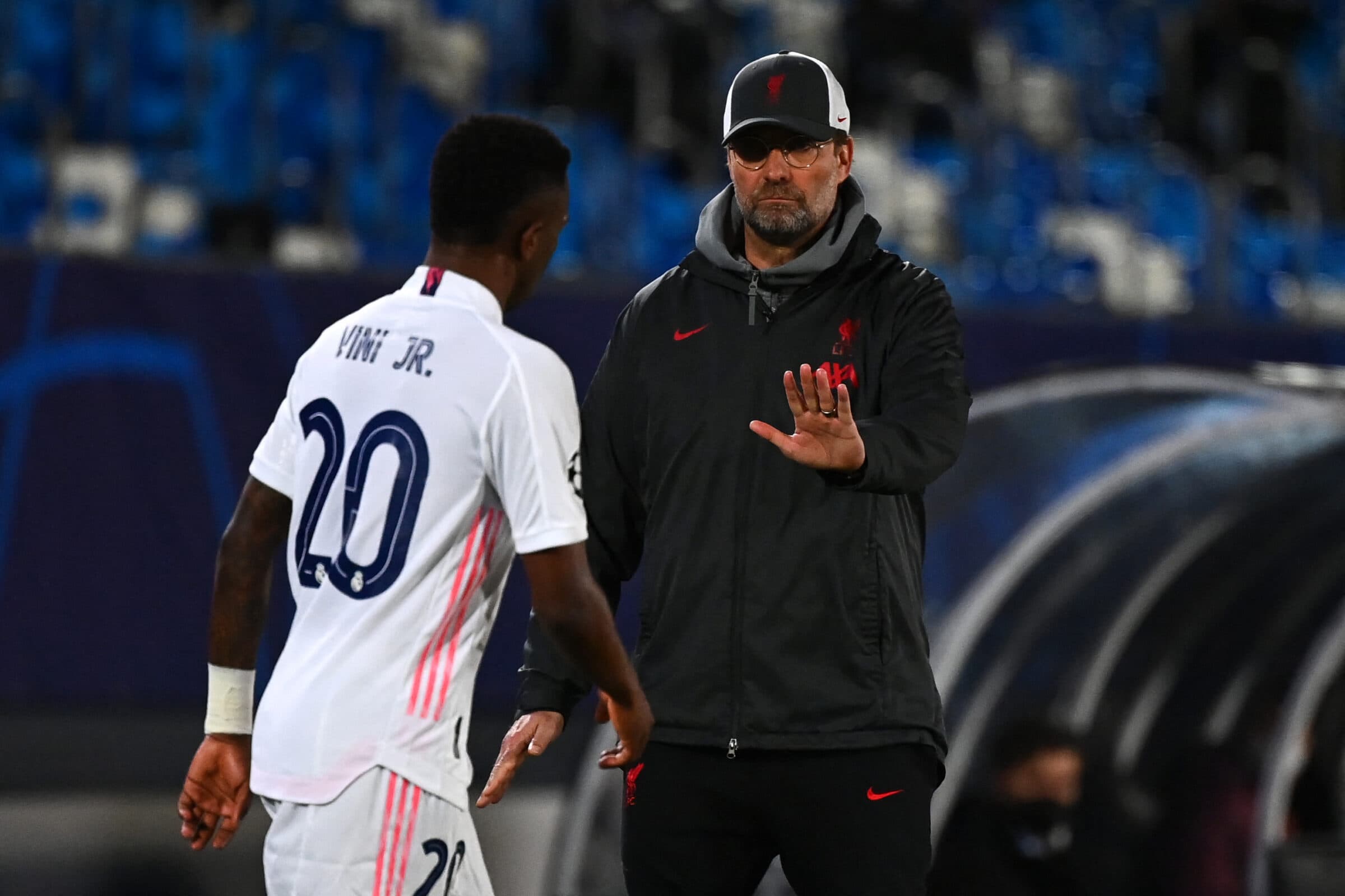 Vinícius Júnior e Klopp durante confronto entre Liverpool e Real Madrid