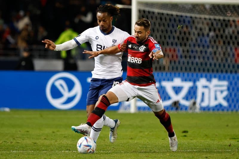 Everton Ribeiro conrtra o Al Hila. Foto: KHALED DESOUKI/AFP via Getty Images
