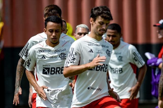 Vitor Pereira planeja mudanças no esquema tático para encarar o Botafogo