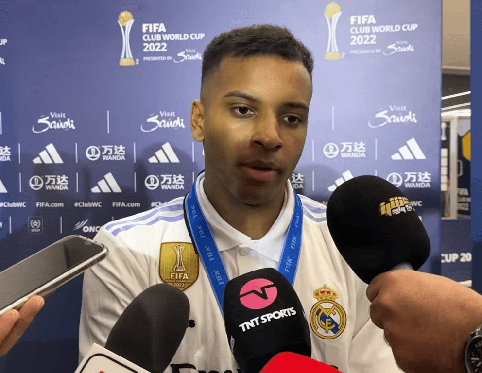 Rodrygo dando entrevista após final do Mundial