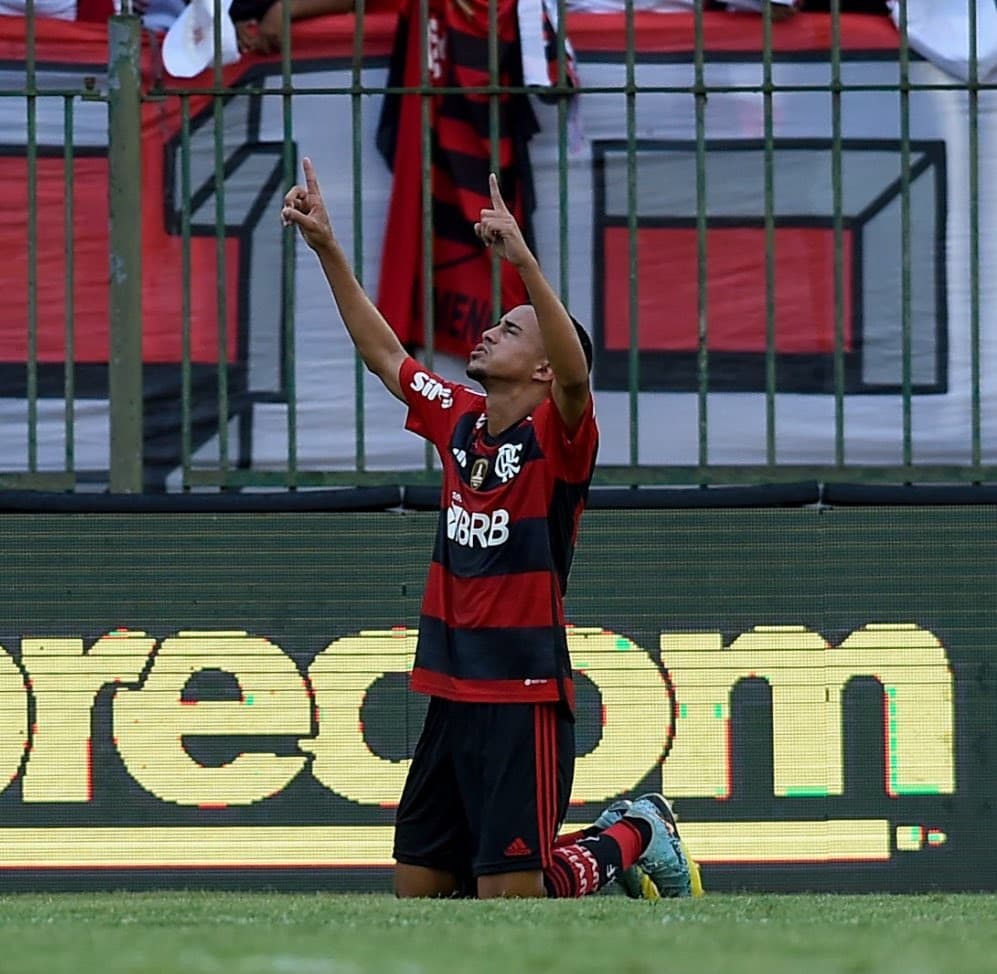 Matheus Gonçalves comemora primeiro gol com a camisa do Flamengo