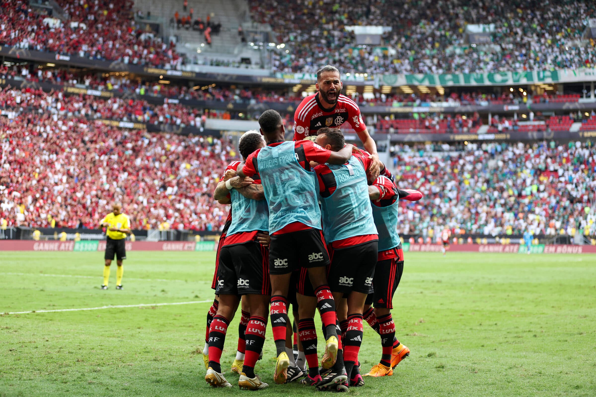 Time do Flamengo comemora gol marcado contra o Palmeiras