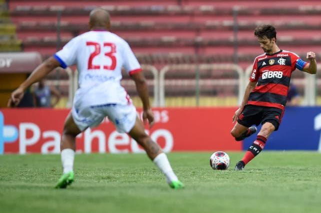 Vitor Pereira avalia primeiro jogo completo de Rodrigo Caio pós-lesão