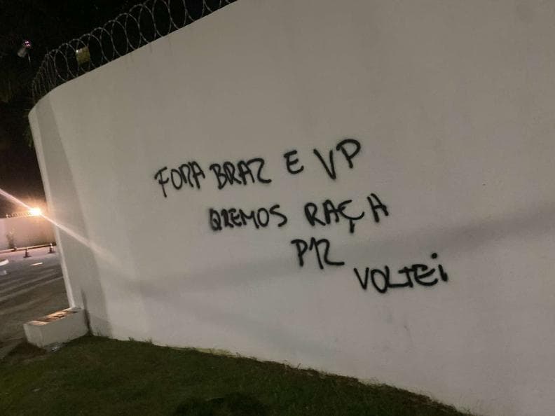 Muro do Flamengo pichado pelo 'P12'