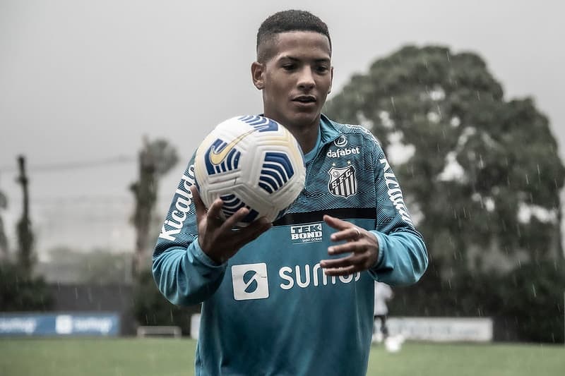 Ângelo durante treino pelo Santos; jogador pode pintar no Flamengo