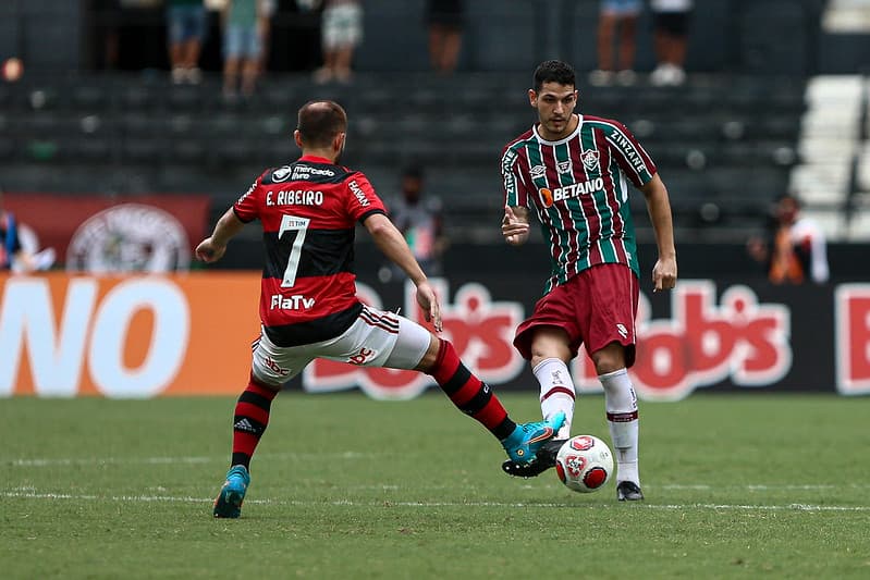 Everton Ribeiro durante clássico entre Flamengo e Fluminense