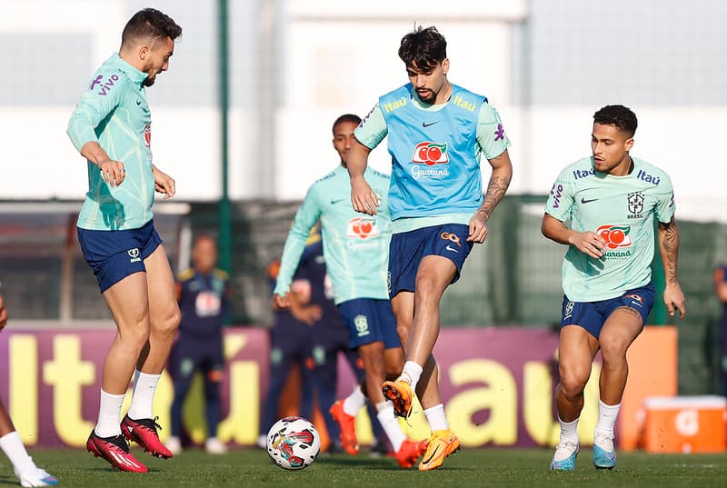 Paquetá e João Gomes em treino da Seleção Brasileira às vésperas do jogo contra o Marrocos