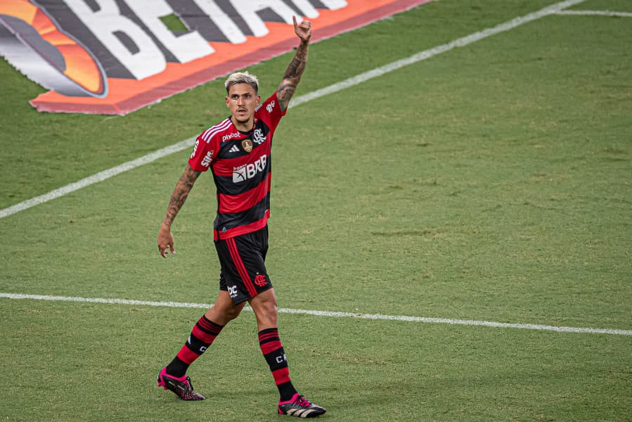 Pai de artilheiro da Fiorentina pede o filho e o Pedro, do Flamengo, na Seleção